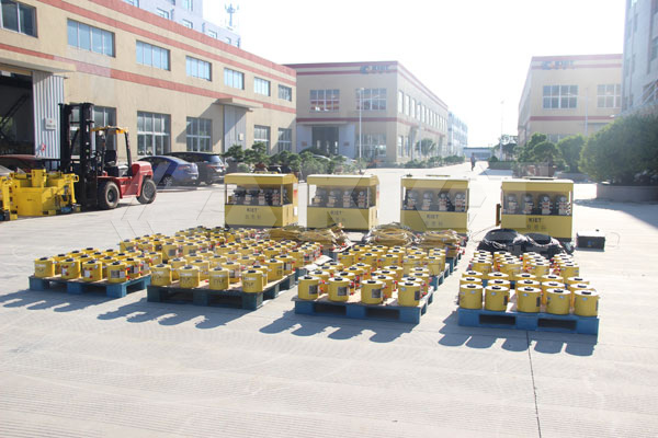 4台同步（bù）頂升係統和（hé）100台液壓千斤頂用於（yú）橋梁同步頂升